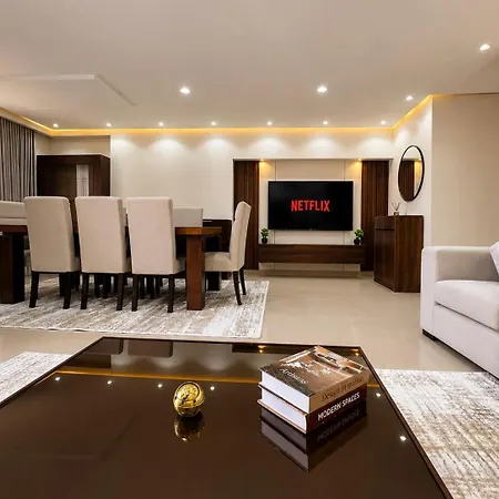 Superb View Airport Apartment-3
